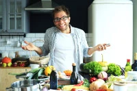 Hombre preparando una receta