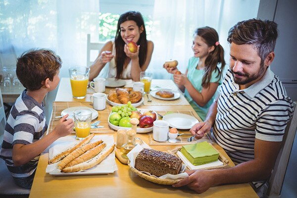 Familia tomando un desayuno saludable