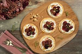 Montaditos de cremoso de queso con uvas asadas, miel y tomillo
