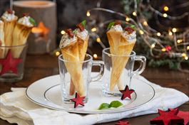 Conos rellenos de queso ricotta con berenjena y tomate